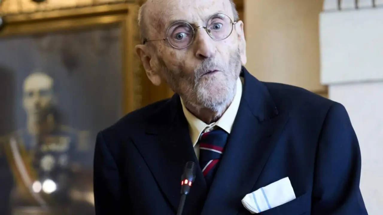  Archivo - El escritor &Aacute;lvaro Pombo interviene tras recibir el Premio Internacional Men&eacute;ndez Pelayo en la Universal Internacional Men&eacute;ndez Pelayo, a 22 de agosto de 2023, en Santander, Cantabria (Espa&ntilde;a). - Juanma Serrano - Europa Press - Archivo 