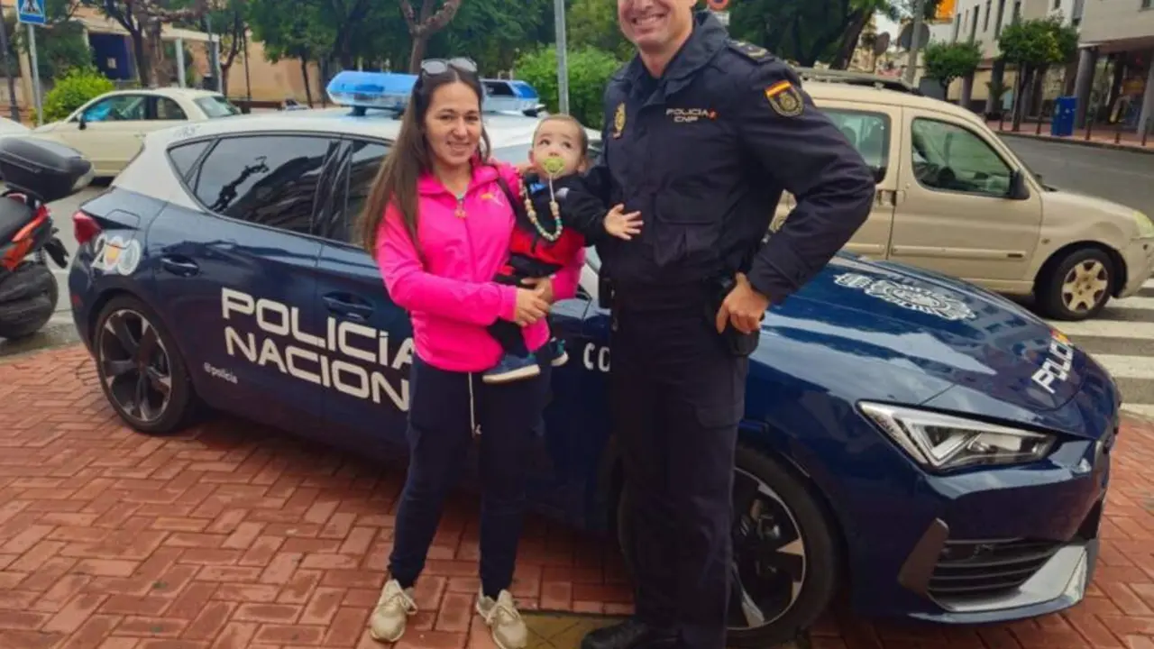  El agente junto a la madre y el beb&eacute; que salv&oacute; tras atragantarse - POLIC&Iacute;A NACIONAL 