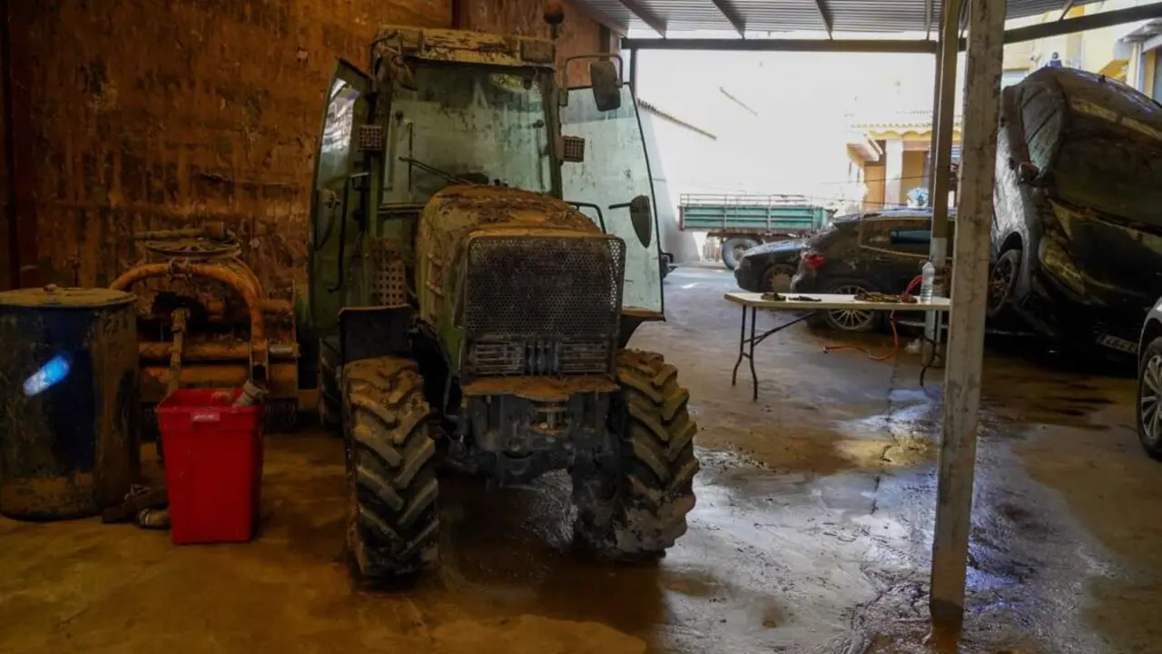  Un tractor lleno de barro en Pedralba (Valencia) - Eduardo Manzana - Europa Press 