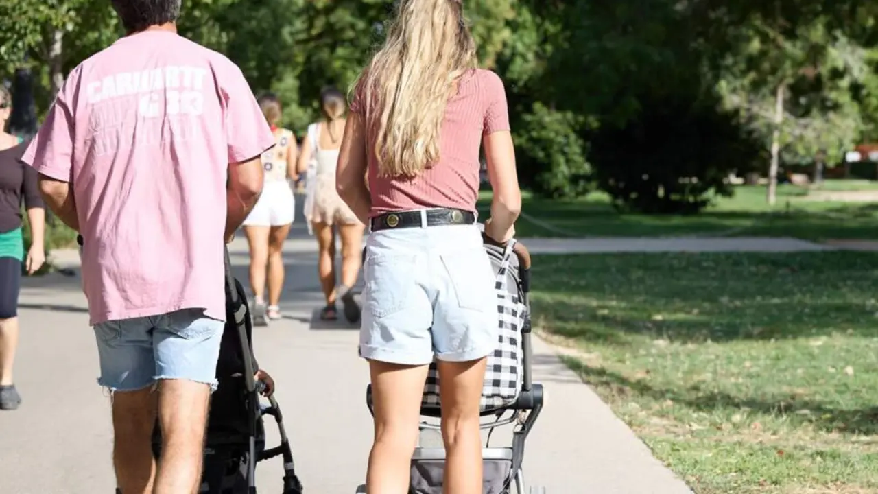  Archivo - Una familia en el Parque de El Retiro, a 26 de agosto de 2023, en Madrid (Espa&ntilde;a). - Jes&uacute;s Hell&iacute;n - Europa Press - Archivo 