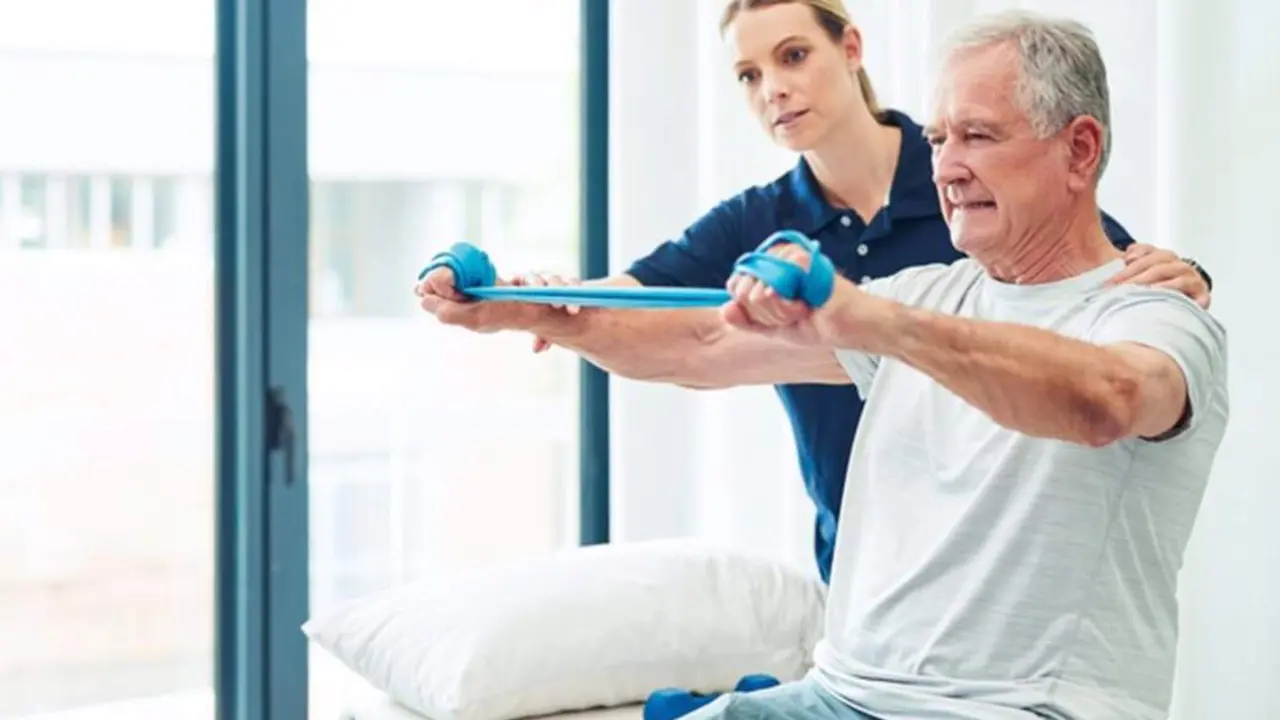  Archivo - Hombre en sesi&oacute;n de fisioterapia. - MOYO STUDIO - Archivo 