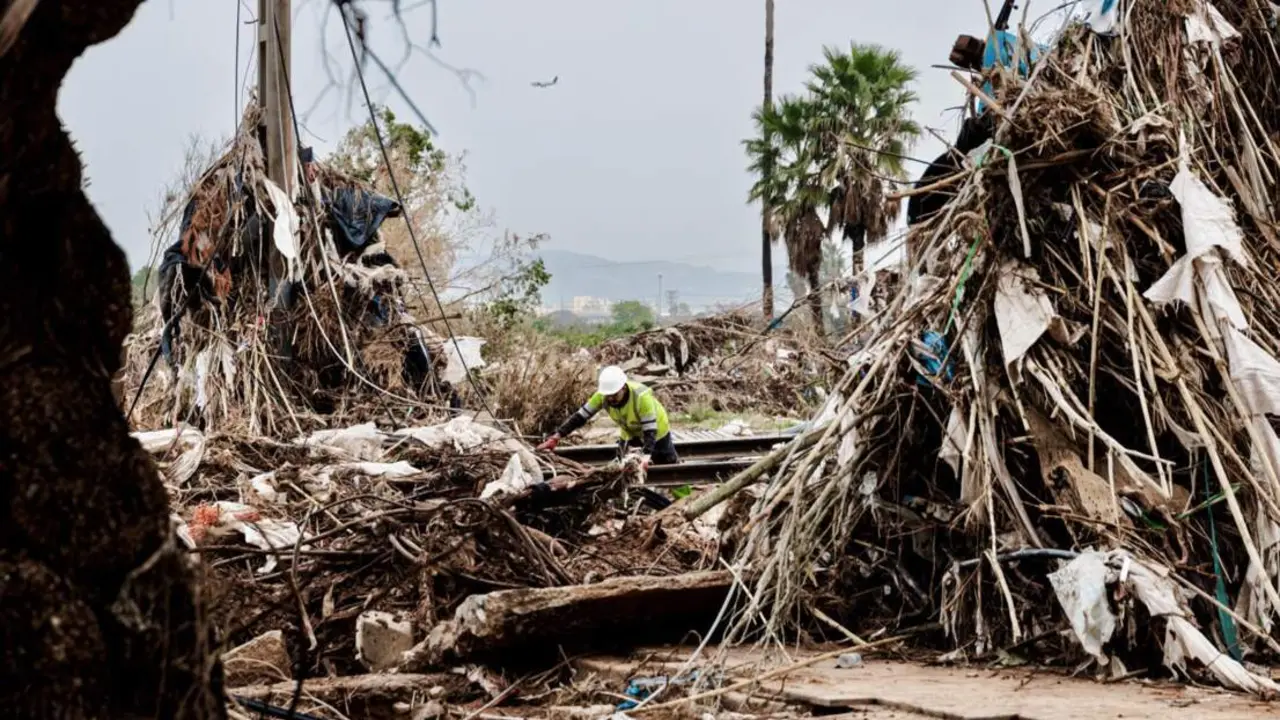  Un hombre participa en la recogida de escombros en una zona afectada por la DANA - Carlos Luj&aacute;n - Europa Press 