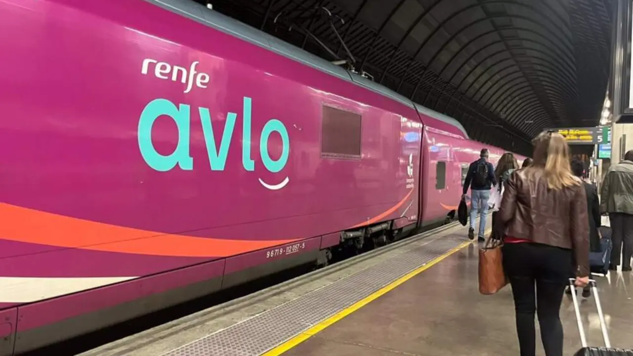  Archivo - Avlo en la estaci&oacute;n de Sevilla Santa Justa - AVLO - Archivo 