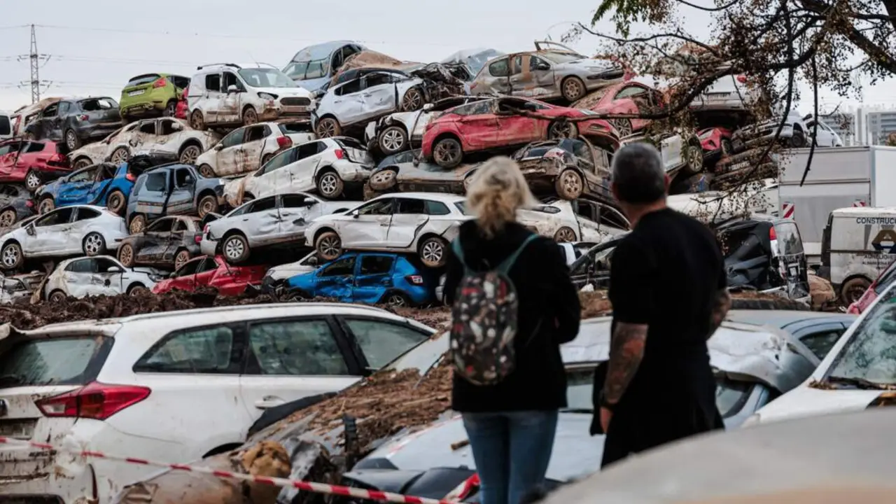 Coches amontonados en una zona afectada por la DANA, a 16 de noviembre de 2024, en Sedav&iacute;, Valencia - Carlos Luj&aacute;n - Europa Press 