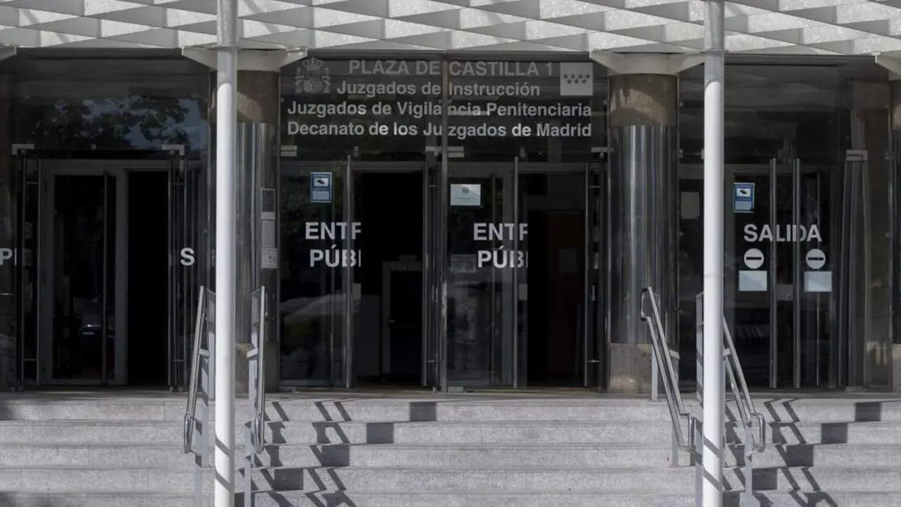  Archivo - Entrada de los Juzgados de Plaza de Castilla, a 1 de agosto de 2024, en Madrid (Espa&ntilde;a). El juez Juan Carlos Peinado, que investiga a Bego&ntilde;a G&oacute;mez, esposa del presidente del Gobierno, por tr&aacute;fico de influencias y corrupci&oacute;n en los negocios, toma - Alberto Ortega - Europa Press - Archivo 