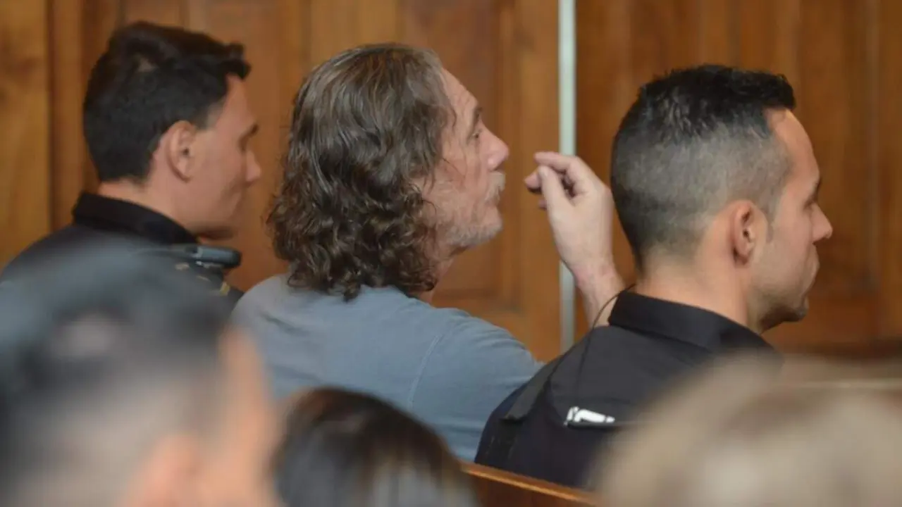  Archivo - Sito Mi&ntilde;anco -entre dos polic&iacute;as- en el banquillo de los acusados del Juzgado de Instrucci&oacute;n n&ordm;2 de Cambados. - Jes&uacute;s Fern&aacute;ndez/ Europa Press - Archivo 