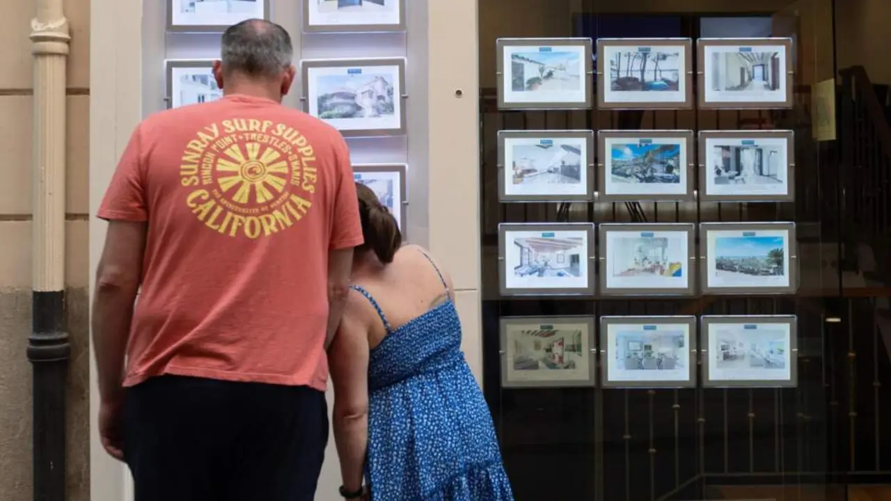  Archivo - Dos personas observan los anuncios de viviendas en venta en una inmobiliaria - Tom&agrave;s Moy&agrave; - Europa Press - Archivo 