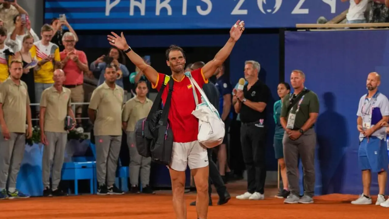  Archivo - Rafa Nadal se despide de los aficionados tras caer eliminado en dobles en los Juegos Ol&iacute;mpicos de Par&iacute;s - Alvaro Diaz / AFP7 / Europa Press - Archivo 