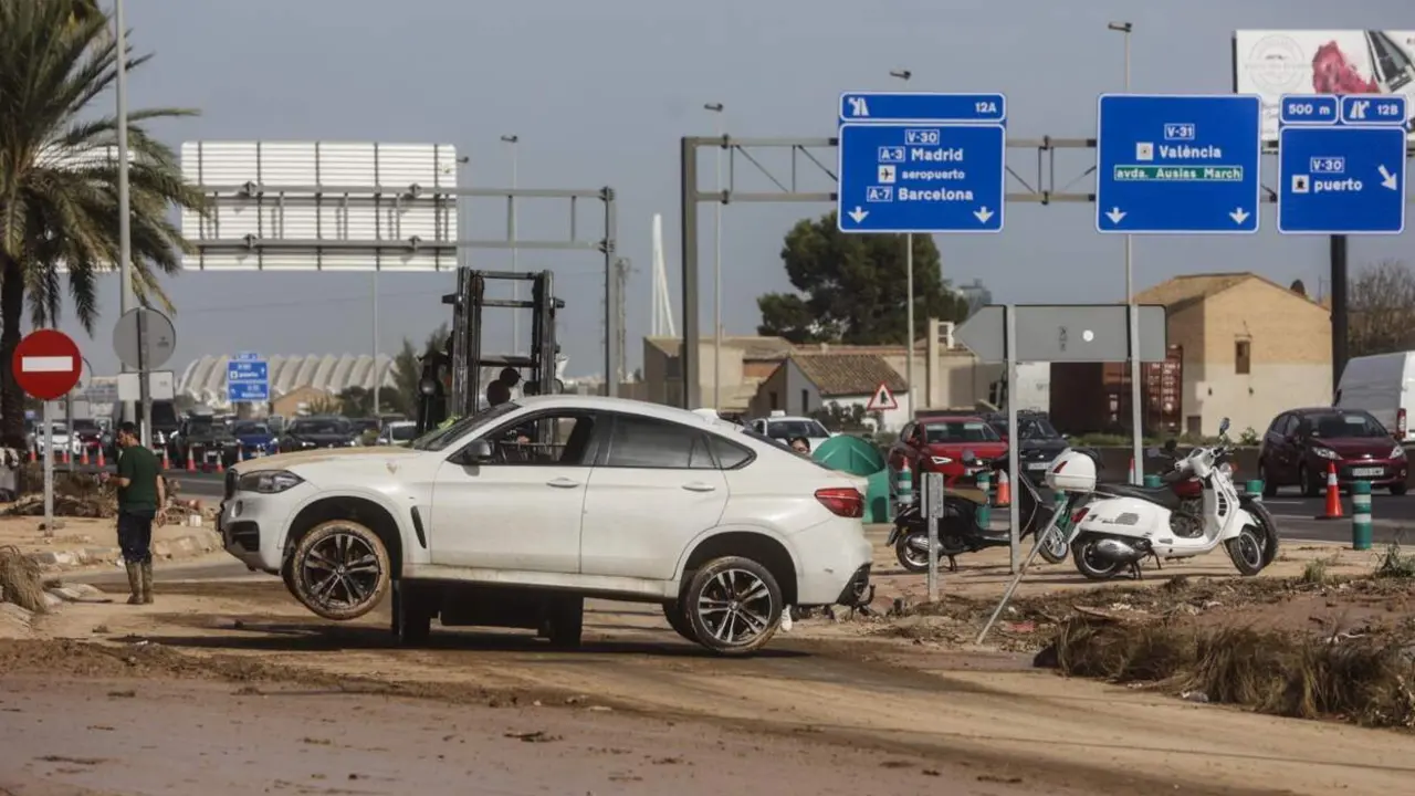  Un veh&iacute;culo en el pol&iacute;gono Alcedo tras el paso de la DANA, a 8 de noviembre de 2024, en Valencia, Comunidad Valenciana (Espa&ntilde;a). - Rober Solsona - Europa Press 
