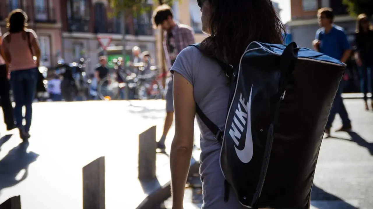  Archivo - J&oacute;venes paseando por las calles de Madrid - CARLA BONNET/EUROPA PRESS - Archivo 