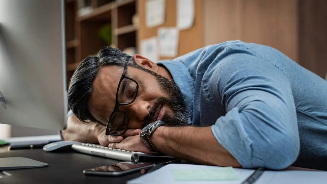  Hombre durmiendo en su puesto de trabajo 