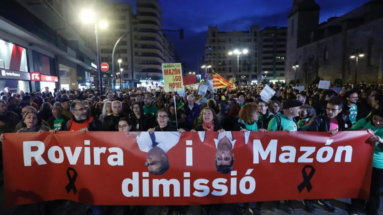  Cientos de personas durante una manifestaci&oacute;n convocada por la Plataforma per l'Ensenyament P&uacute;blic contra la gesti&oacute;n de la dana desde la plaza de San Agust&iacute;n a la plaza de La Virgen, a 23 de noviembre de 2024, en Val&egrave;ncia - Rober Solsona - Europa Press 