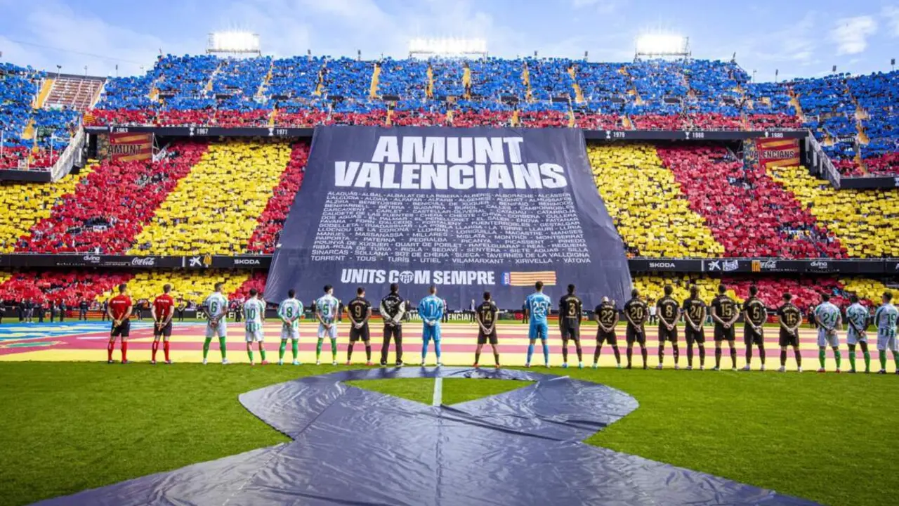  Mestalla homenajea a las v&iacute;ctimas de la DANA antes del Valencia-Betis - VALENCIA CF 