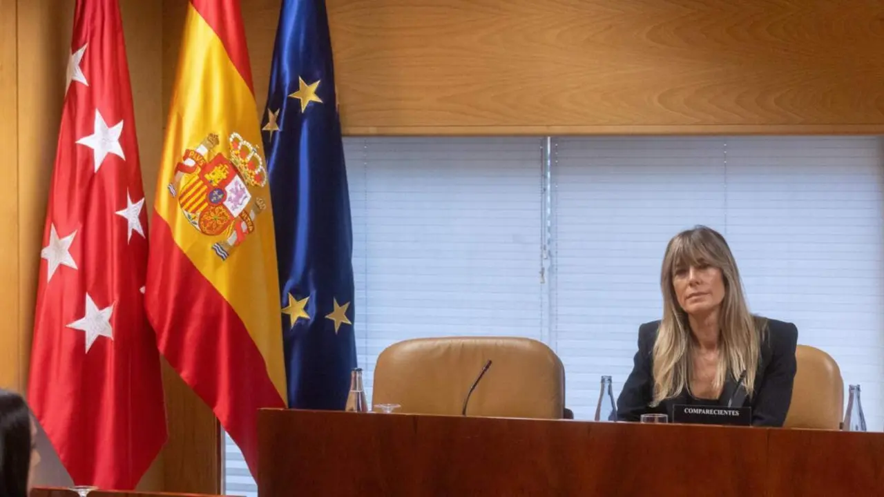 La mujer del presidente del Gobierno, Bego&ntilde;a G&oacute;mez, durante la Comisi&oacute;n de Investigaci&oacute;n sobre programas de c&aacute;tedras y postgrados de la Universidad Complutense de Madrid y empresas financiadoras, en la Asamblea de Madrid. - Eduardo Parra - Europa Press 