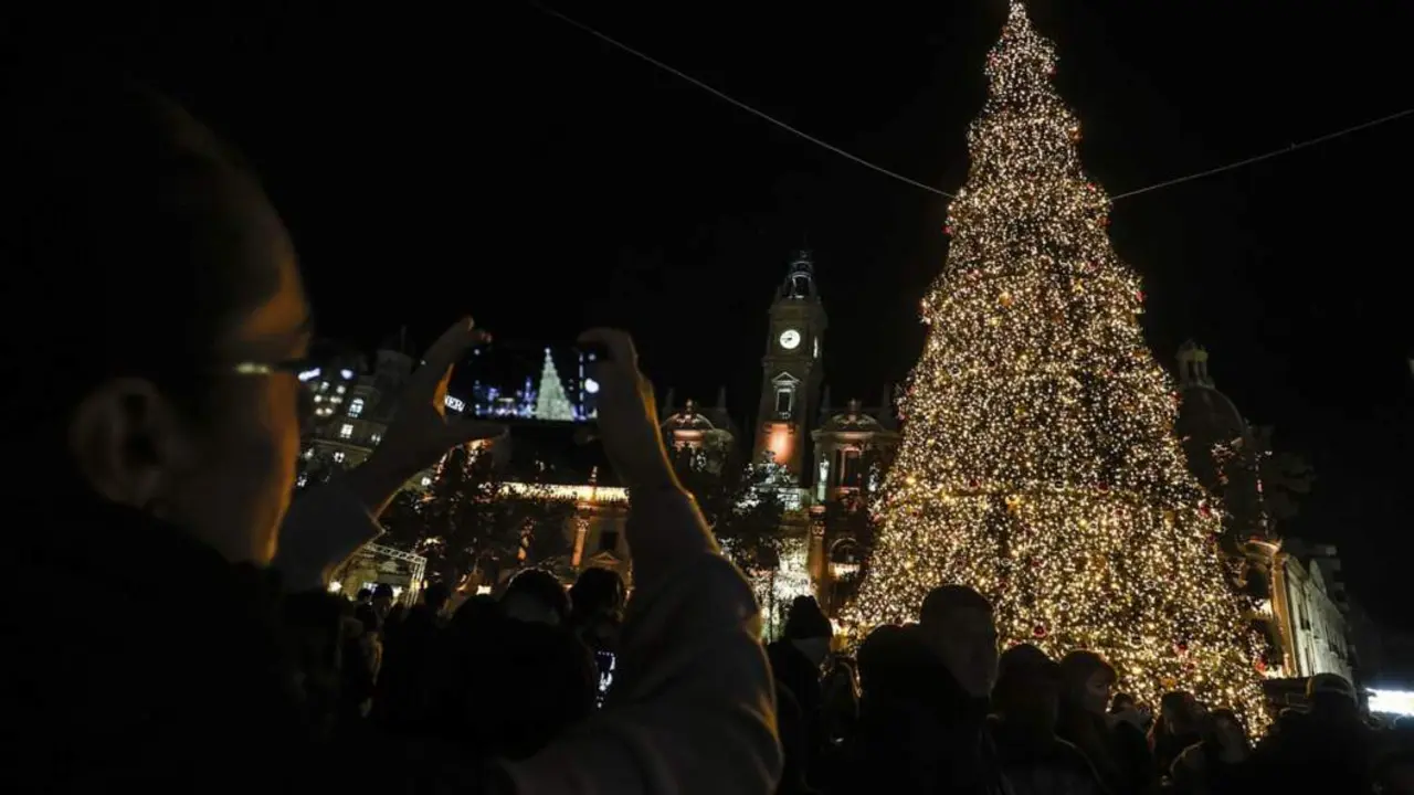  Archivo - Imagen de archivo del encendido de las luces de Navidad en la ciudad de Val&egrave;ncia en diciembre de 2023. - Rober Solsona - Europa Press - Archivo 