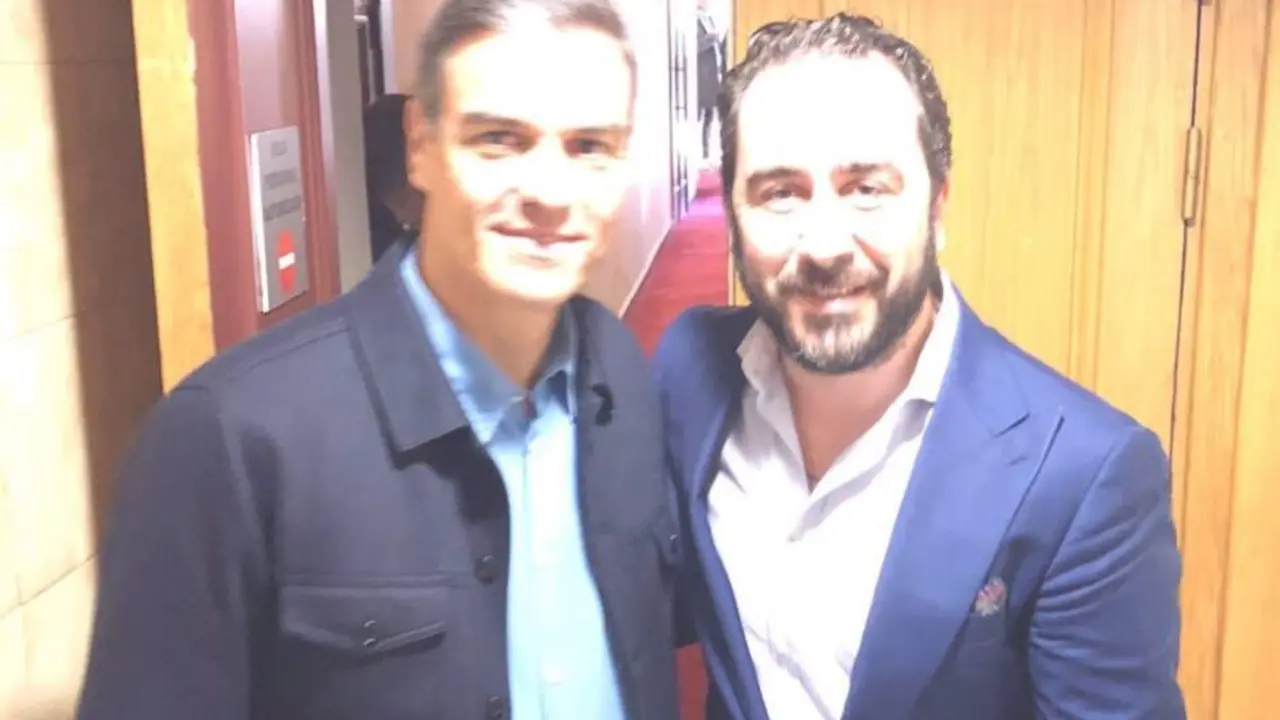  El presunto conseguidor del 'caso Koldo', V&iacute;ctor de Aldama, con el presidente del Gobierno, Pedro S&aacute;nchez - EUROPA PRESS 