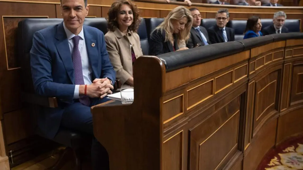  (-D) El presidente del Gobierno, Pedro S&aacute;nchez; la vicepresidenta primera y ministra de Hacienda, Mar&iacute;a Jes&uacute;s Montero y la vicepresidenta segunda y ministra de Trabajo, Yolanda D&iacute;az, durante una sesi&oacute;n plenaria, en el Congreso de los Diputados, a 27 de no - Eduardo Parra - Europa Press 