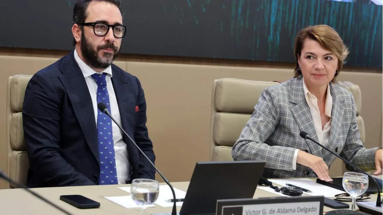  Archivo - El presidente del Zamaro CF, V&iacute;ctor de Aldama, sentado junto a la secretaria de la comisi&oacute;n y diputada regional del PP Margalida Dur&aacute;n, comparece ante la comisi&oacute;n no permanente de investigaci&oacute;n en el Parlament balear, a 20 de mayo de 2024, en Pa - Isaac Buj - Europa Press - Archivo 