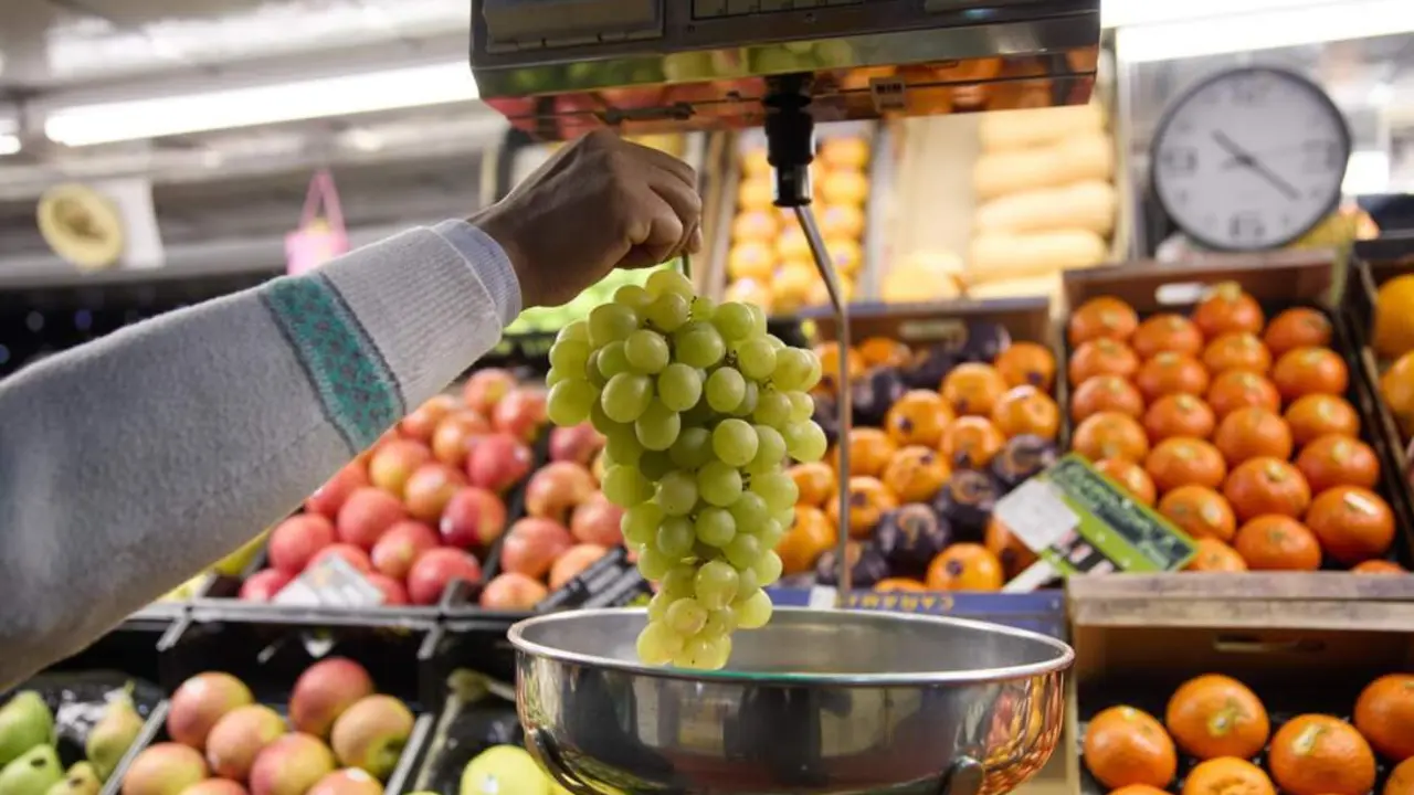  Archivo - Un dependiente pesa un racimo de uvas en un mercado - Jes&uacute;s Hell&iacute;n - Europa Press - Archivo 