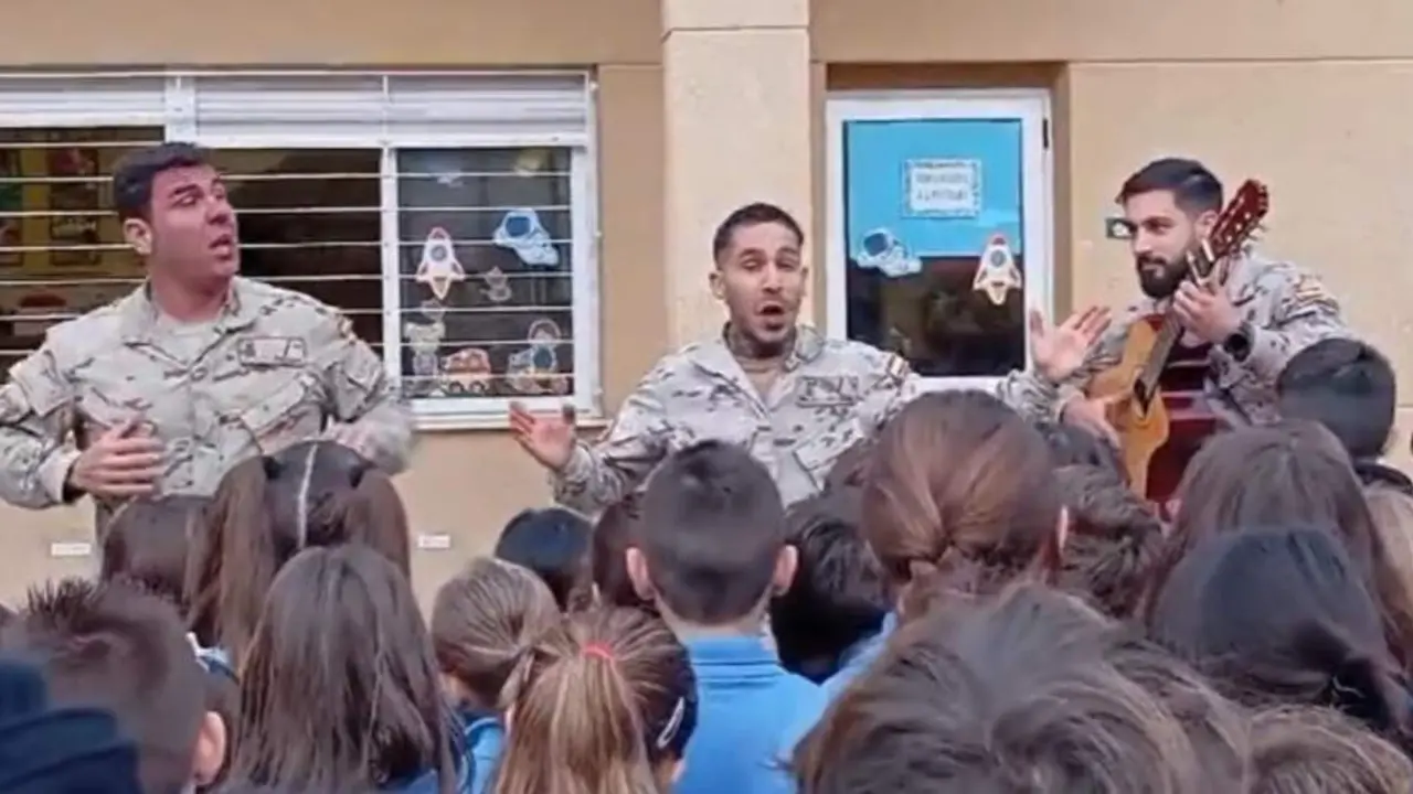  Los militares de C&aacute;diz cantando carnaval a los ni&ntilde;os de Valencia que vuelven al colegio tras la DANA 