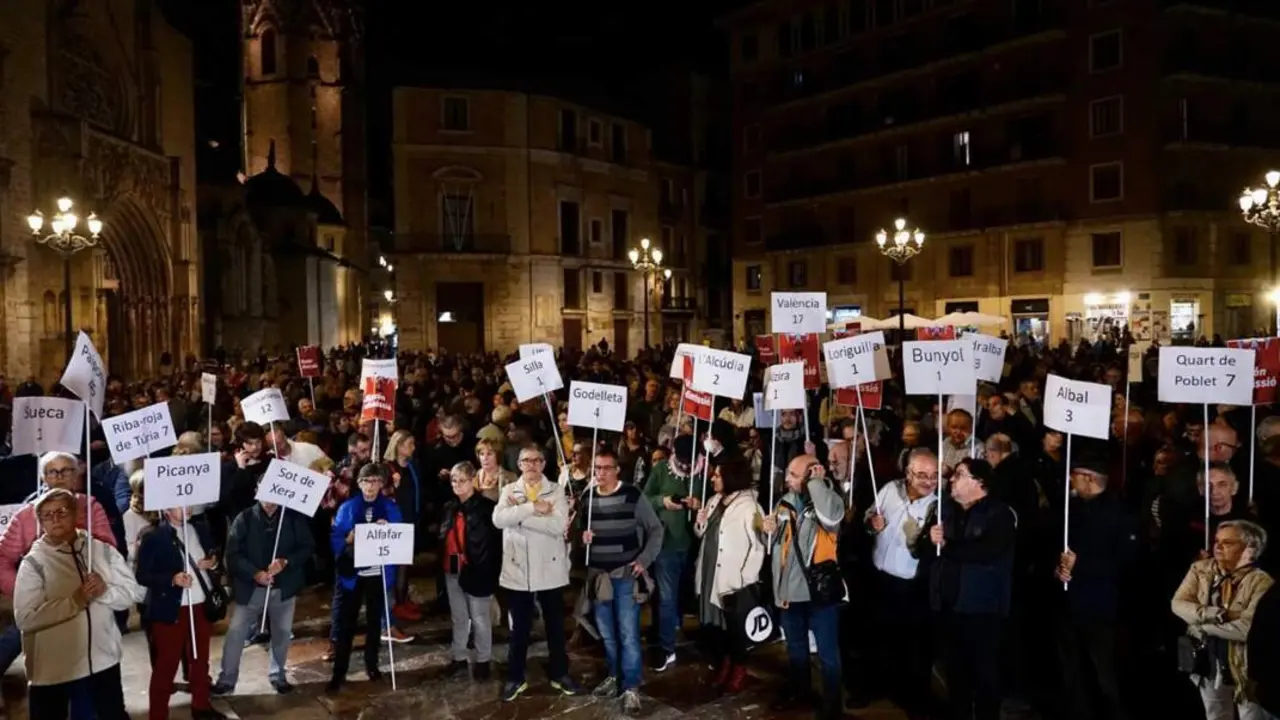  Concentraci&oacute;n en la plaza de la Virgen de Val&egrave;ncia para pedir la dimisi&oacute;n de Carlos Maz&oacute;n, a 29 de noviembre de 2024, un mes despu&eacute;s de la riada / EUROPA PRESS 