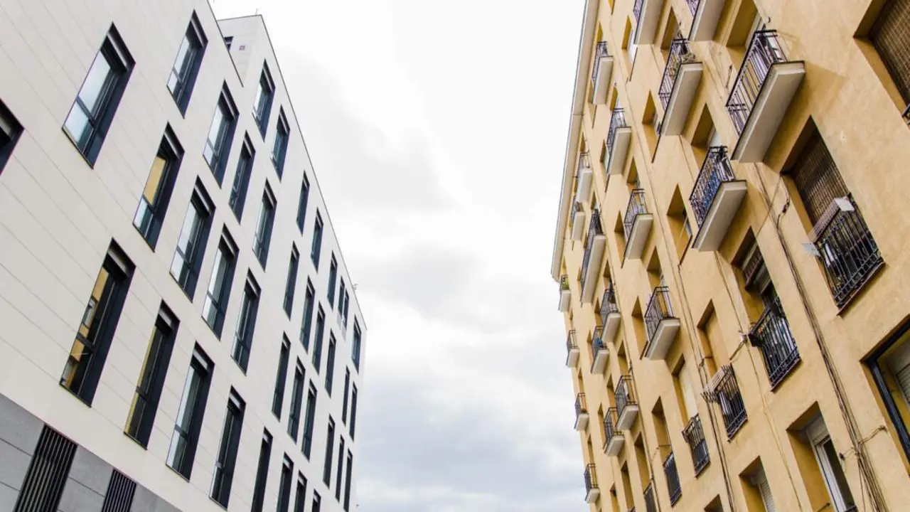  Archivo - Dos edificios en el distrito de Embajadores. - Carlos Luj&aacute;n - Europa Press - Archivo 