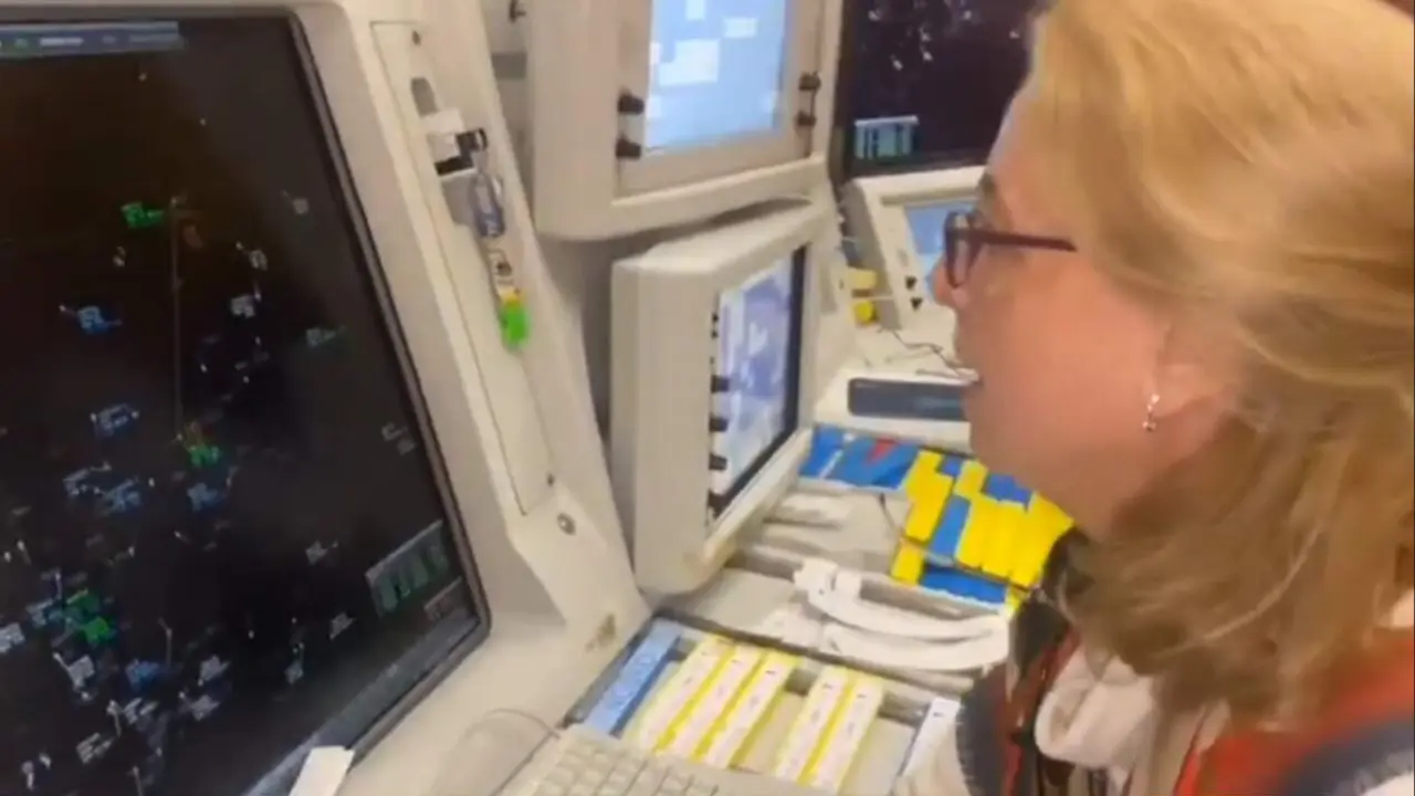  La controladora recibiendo el mensaje de su hijo 