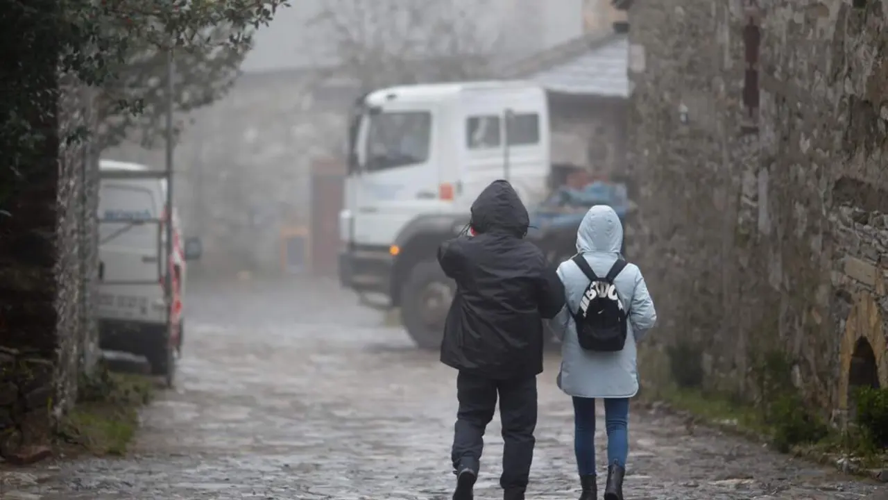  Archivo - Dos personas abrigadas en una calle del municipio de Pedrafita do Cebreiro, 13 de diciembre de 2023, en Pedrafita do Cebreiro, Lugo, Galicia (Espa&ntilde;a). Un nuevo frente de fr&iacute;o ha entrado hoy por las monta&ntilde;as del este gallego, que dejar&aacute; temperatu - Carlos Castro - Europa Press - Archivo 