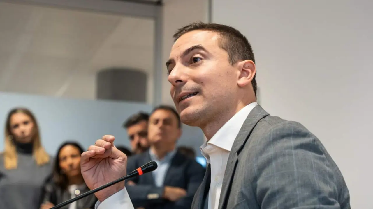  El portavoz del PSOE de Madrid en la Asamblea de Madrid, Juan Lobato, ofrece una declaraci&oacute;n institucional en la Asamblea de Madrid, a 26 de noviembre de 2024, en Madrid (Espa&ntilde;a). - Matias Chiofalo - Europa Press 