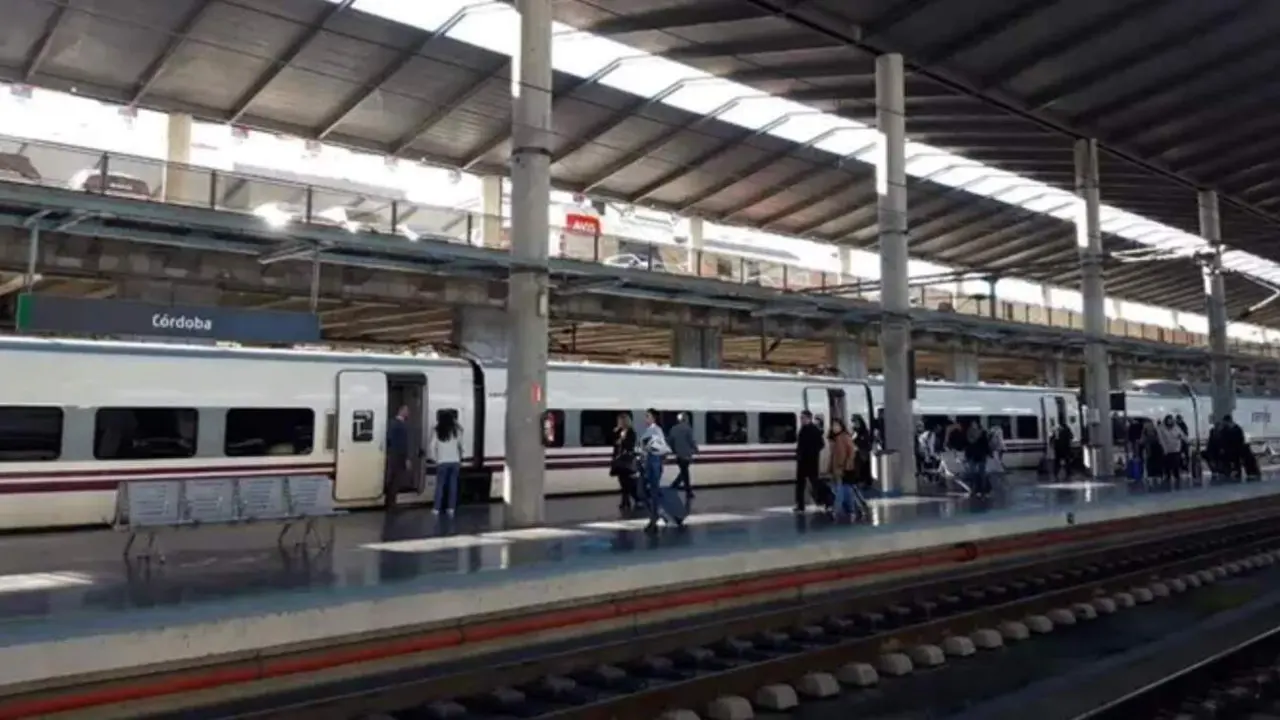  Archivo - Viajeros en la estaci&oacute;n de trenes de C&oacute;rdoba.<br>- RENFE - Archivo 