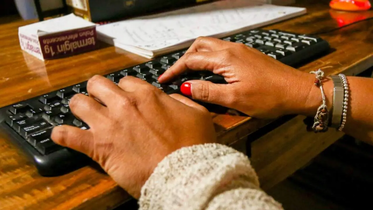 Archivo - Unas manos de mujer escriben en el teclado de un ordenador, sobre una mesa de madera. - Ricardo Rubio - Europa Press - Archivo 