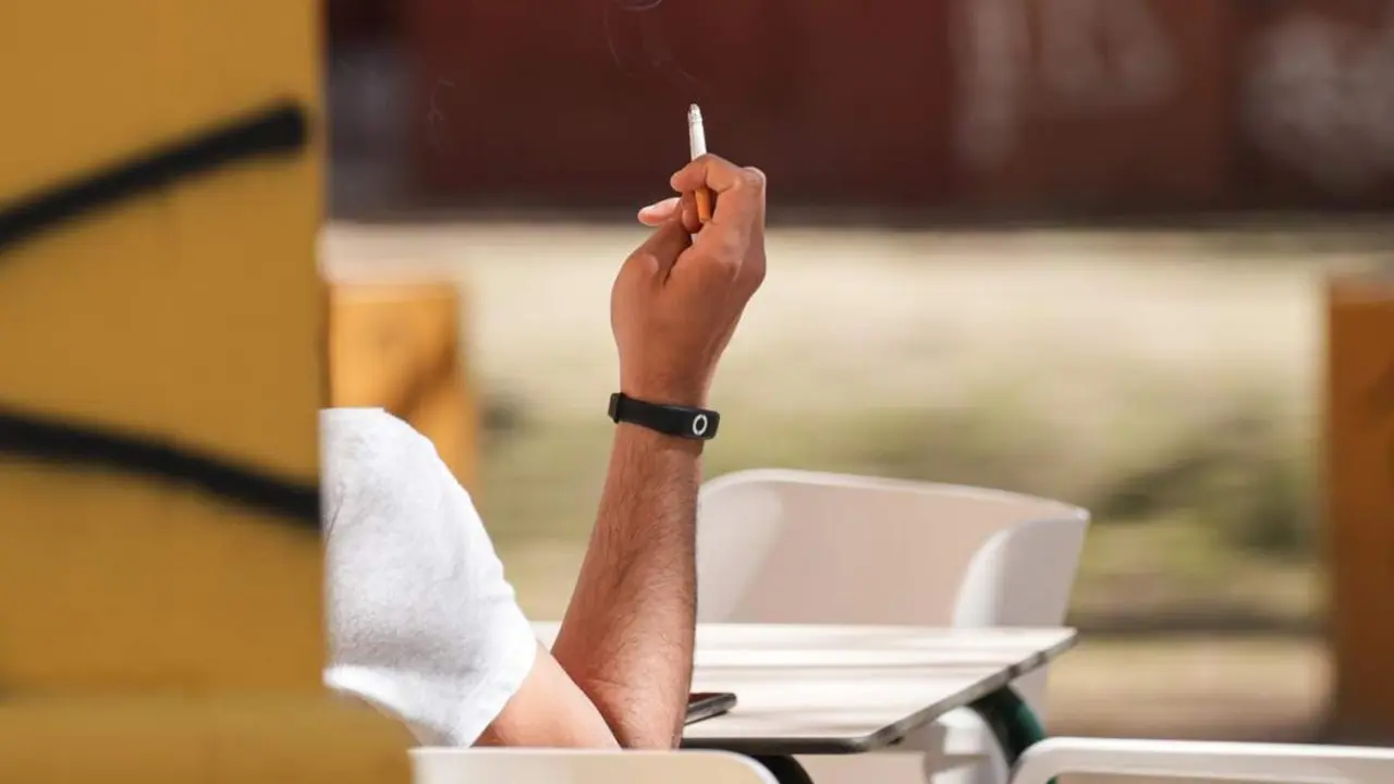  Archivo - Una persona fumando en una terraza. A 12 de marzo de 2024, en Sevilla (Andaluc&iacute;a, Espa&ntilde;a). - Mar&iacute;a Jos&eacute; L&oacute;pez - Europa Press - Archivo 