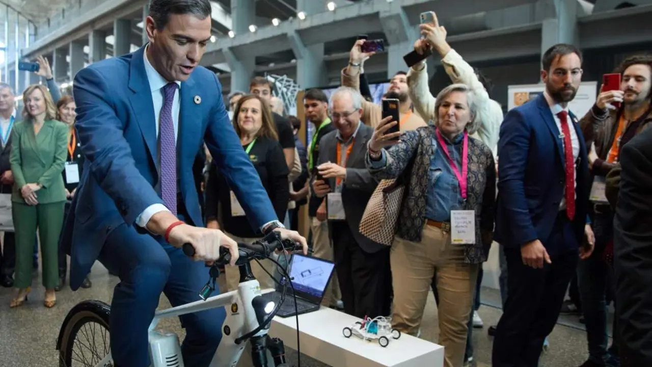  El presidente del Gobierno, Pedro S&aacute;nchez, prueba una bicicleta en la exposici&oacute;n 'Formaci&oacute;n Profesional: innovaci&oacute;n y alianzas para seguir avanzando&rsquo;, - Jes&uacute;s Hell&iacute;n - Europa Press 