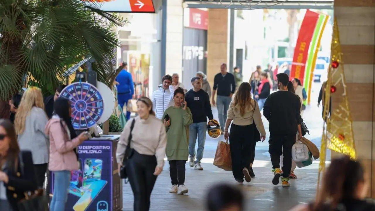  Archivo - Varias personas van de compras durante el Black Friday, en un centro comercial - Tom&agrave;s Moy&agrave; - Europa Press - Archivo 