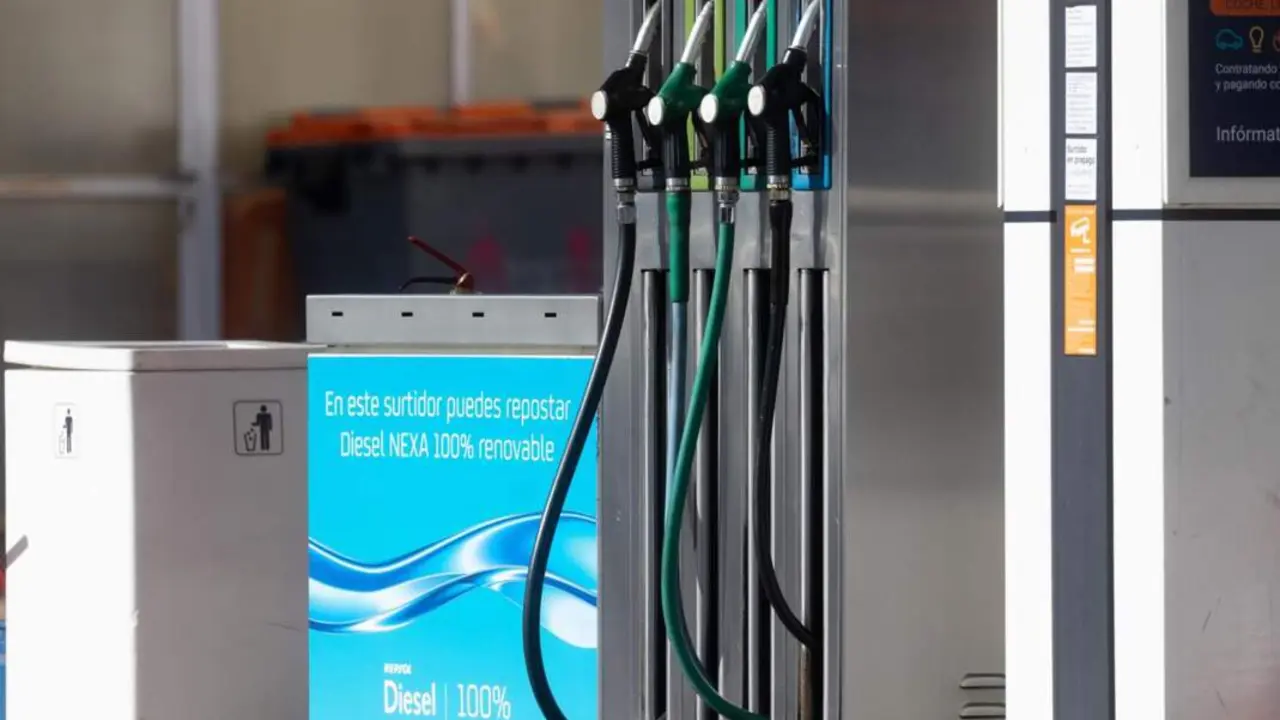  Archivo - Exterior de una gasolinera, a 28 de octubre de 2024, en Madrid (Espa&ntilde;a). De este modo, el precio del petr&oacute;leo de referencia para Europa llegaba a caer este lunes hasta los 71,71 d&oacute;lares por barril, el nivel m&aacute;s bajo desde principios de octubre. - Eduardo Parra - Europa Press - Archivo 