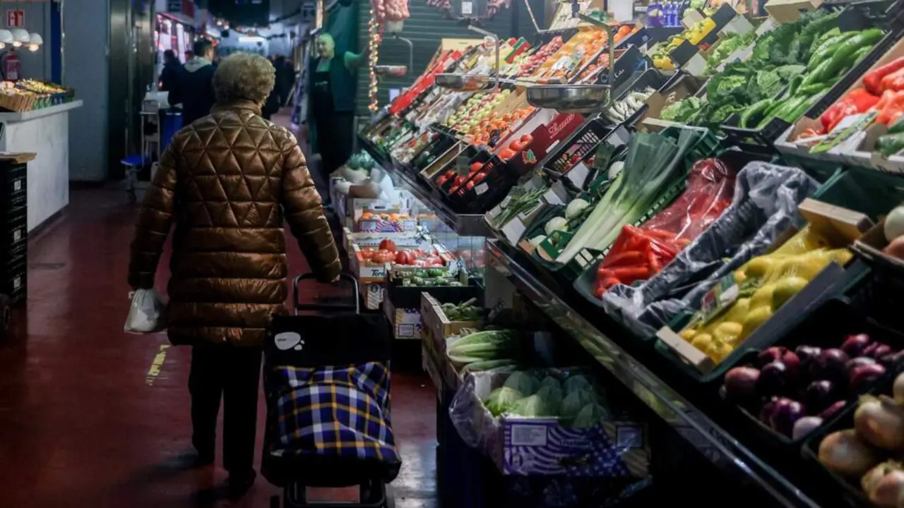  Archivo - Una mujer realiza compras en un mercado - Ricardo Rubio - Europa Press - Archivo 