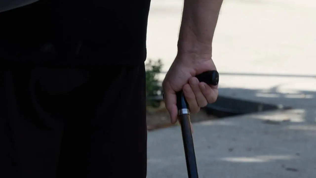  Archivo - Una persona mayor sujeta un bast&oacute;n en el Parque de El Retiro. - Jes&uacute;s Hell&iacute;n - Europa Press - Archivo 