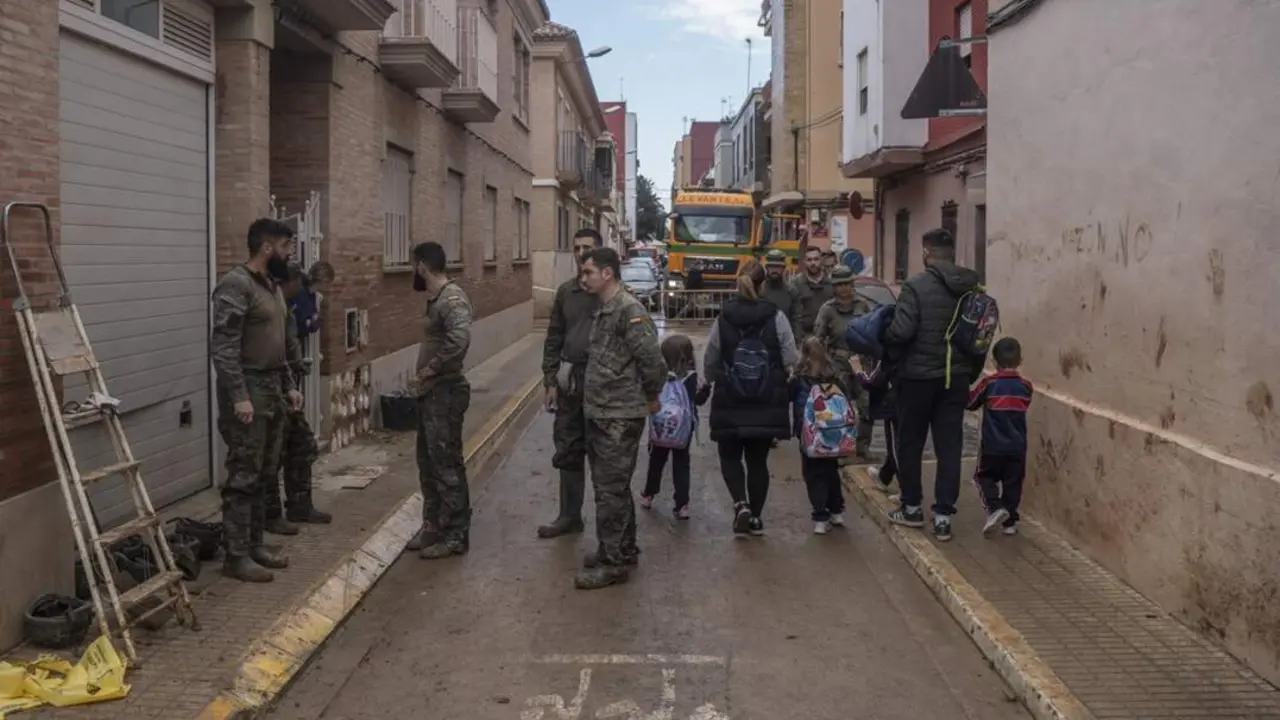  Militares junto a los alumnos que han salido del colegio 'La Inmaculada', el primero en abrir tras la DANA, a 4 de diciembre de 2024, en Paiporta, Valencia, Comunidad Valenciana (Espa&ntilde;a). - Jorge Gil - Europa Press 