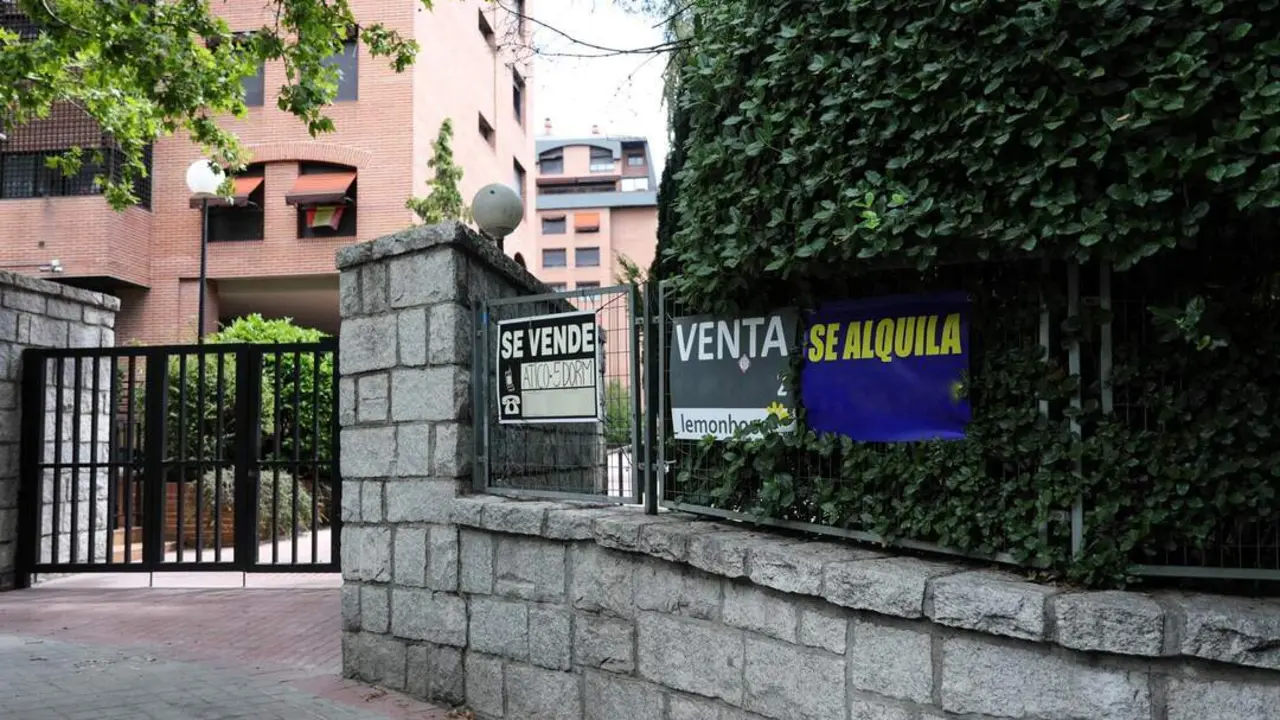 En la valla de una urbanizaci&oacute;n, se ven colgados dos carteles de 'Se vende piso' y uno de 'Se alquila' 