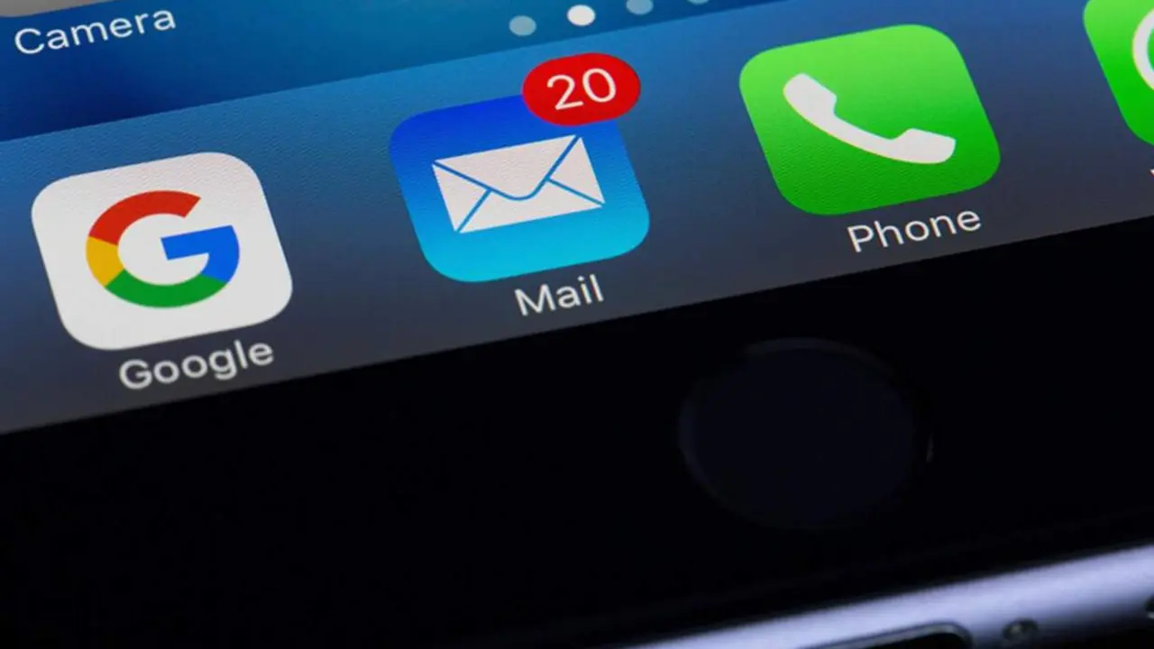  Iconos de aplicaciones en la pantalla de un tel&eacute;fono m&oacute;vil. 