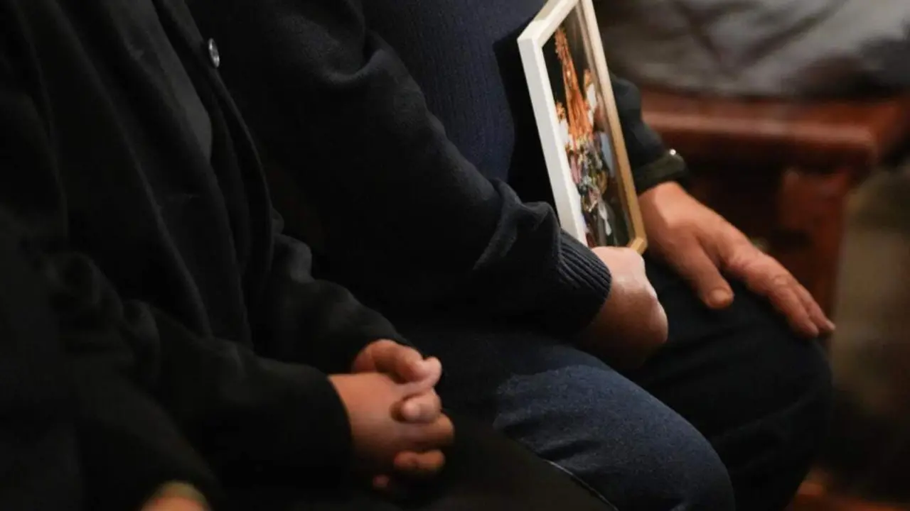  Un hombre sujeta una imagen durante la misa funeral por los fallecidos en las inundaciones provocadas por la DANA, en la Catedral de Valencia, a 9 de diciembre de 2024, en Valencia - Jorge Gil - Europa Press 