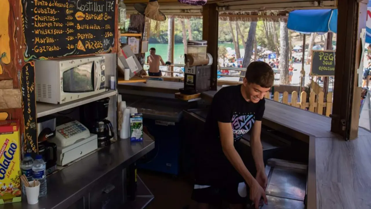  Archivo - Un camarero trabajando en un quiosco de verano - Rafael Bastante - Europa Press - Archivo 