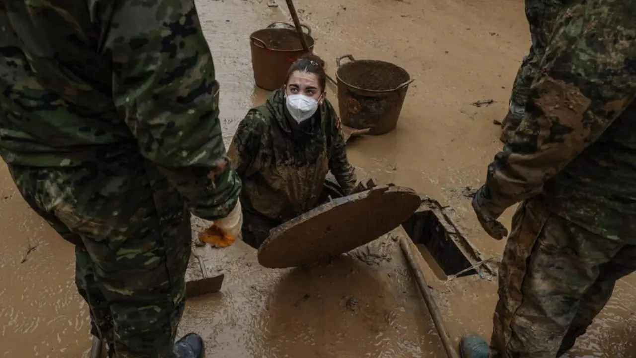  Militares trabajan para desatascar las alcantarillas, a 13 de noviembre de 2024, en Paiporta, Valencia, Comunidad Valenciana (Espa&ntilde;a). - Rober Solsona - Europa Press 