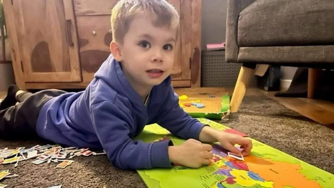  Arthur con su libro sobre banderas 