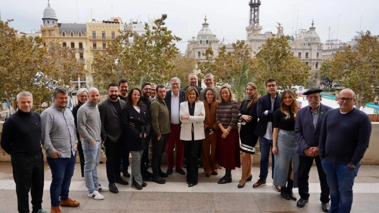  La alcaldesa de Valencia, Mar&iacute;a Jos&eacute; Catal&aacute; junto a los valencianos premiados en la Green Guide, en el Ayuntamiento de Valencia - Eduardo Manzana - Europa Press 