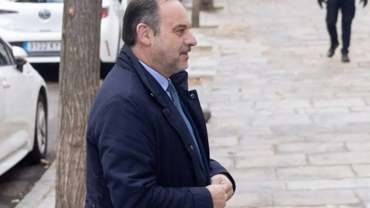  El exministro de Transportes, Jos&eacute; Luis &Aacute;balos, a su llegada a declarar como imputado por el &lsquo;caso Koldo&rsquo;, en el Tribunal Supremo, a 12 de diciembre de 2024, en Madrid (Espa&ntilde;a). &Aacute;balos present&oacute; un escrito el pasado 9 de diciembre aceptando declarar volunt - Eduardo Parra - Europa Press 
