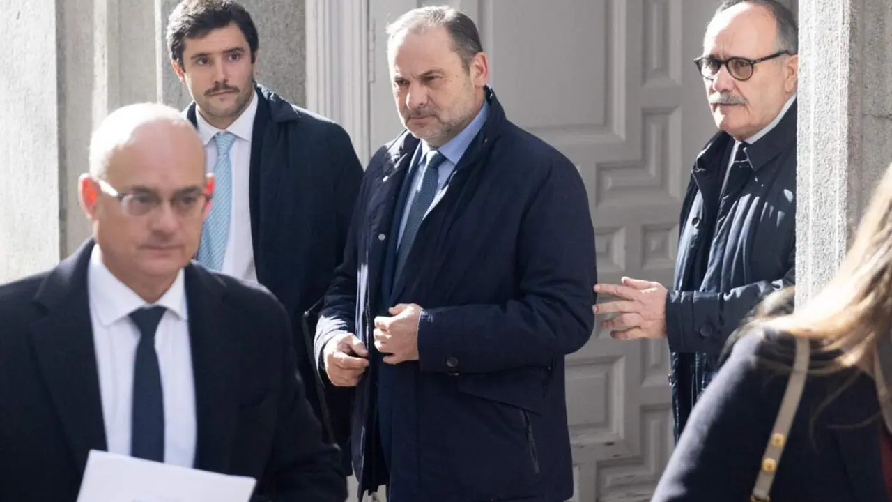  El exministro de Transportes, Jos&eacute; Luis &Aacute;balos, a su salida tras declarar como imputado por el &lsquo;caso Koldo&rsquo;, en el Tribunal Supremo, a 12 de diciembre de 2024, en Madrid (Espa&ntilde;a). &Aacute;balos present&oacute; un escrito el pasado 9 de diciembre aceptando declarar volu - Eduardo Parra - Europa Press 