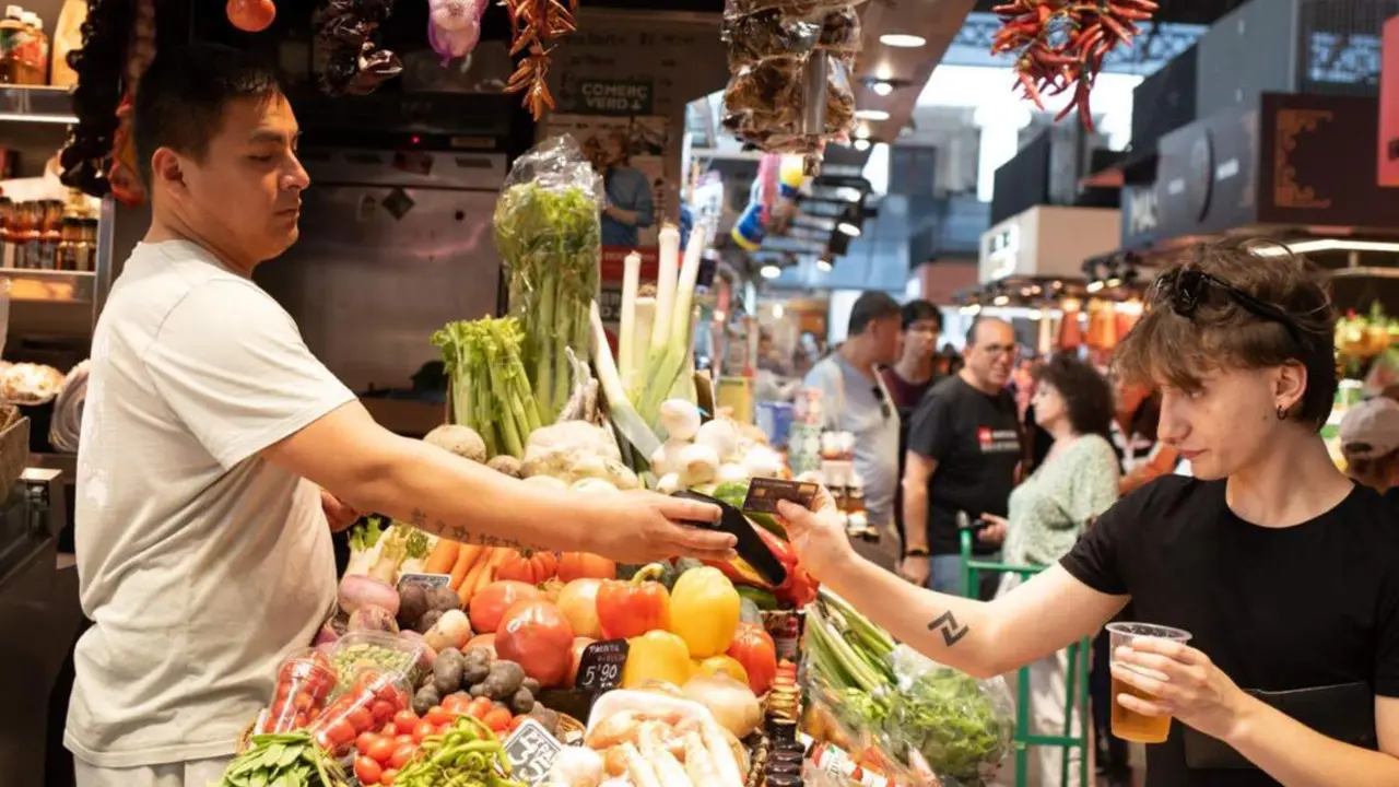  Archivo - Una persona comprando en un mercado - David Zorrakino - Europa Press - Archivo 