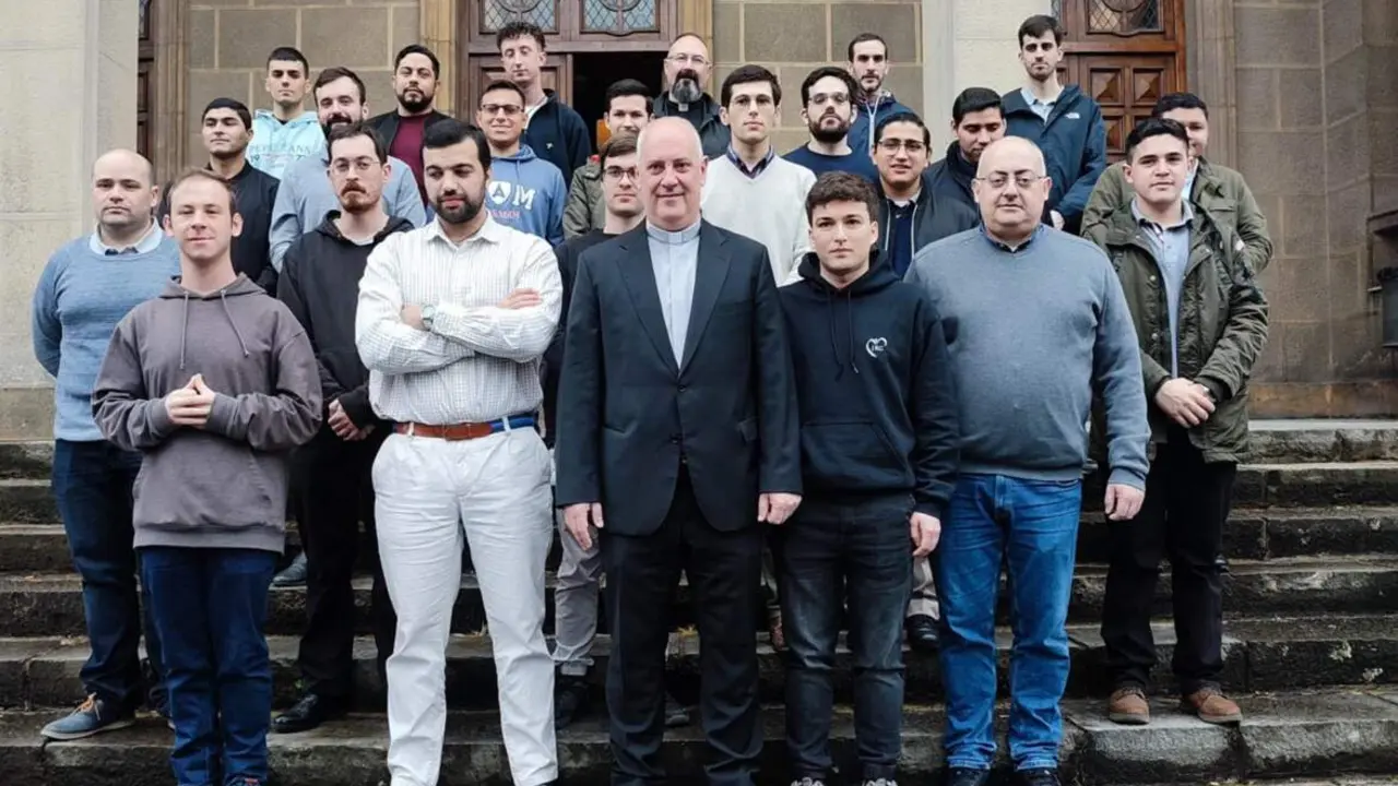  Archivo - Los seminaristas del Seminario Metropolitano de Oviedo junto al rector, Sergio Mart&iacute;nez. - EUROPA PRESS - Archivo 