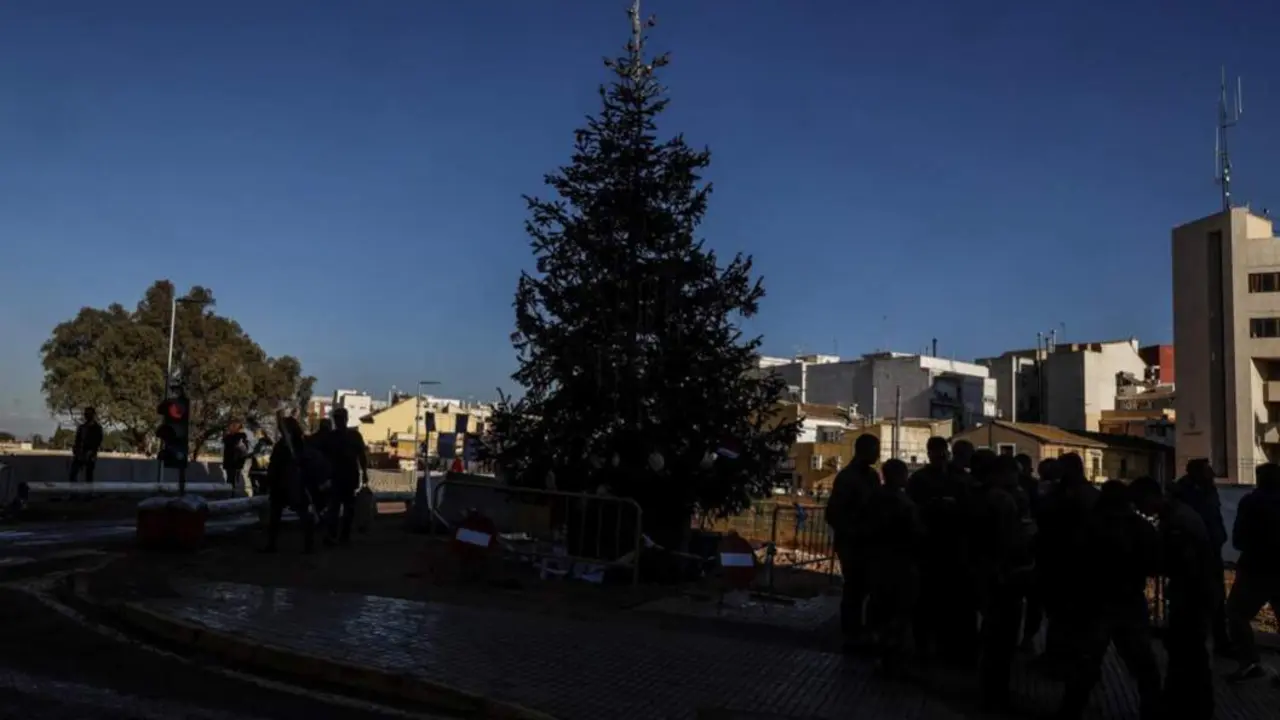  Un abeto de Navidad en las inmediaciones del barranco del Poyo, a 13 de diciembre de 2024, en Paiporta, Valencia, Comunidad Valenciana (Espa&ntilde;a). - Rober Solsona - Europa Press 